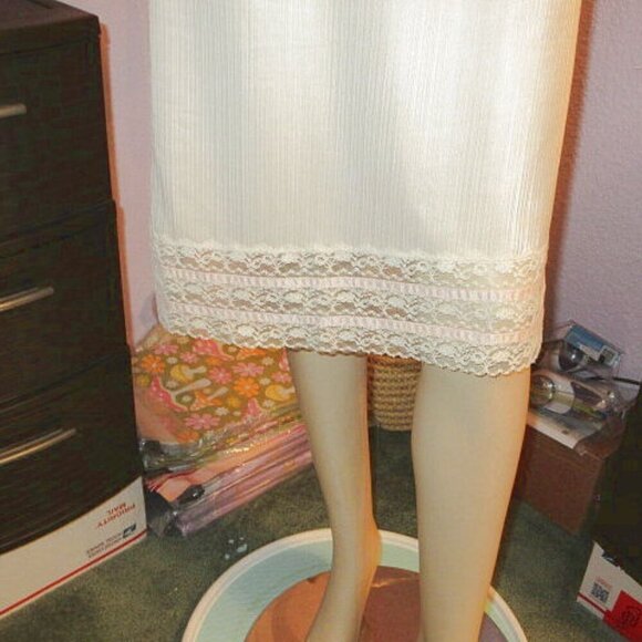 VINTAGE Avon CHEMISE Slip DRESS Size M CROCHET Lace V-NECK Coquette USA MADE - Picture 4 of 12